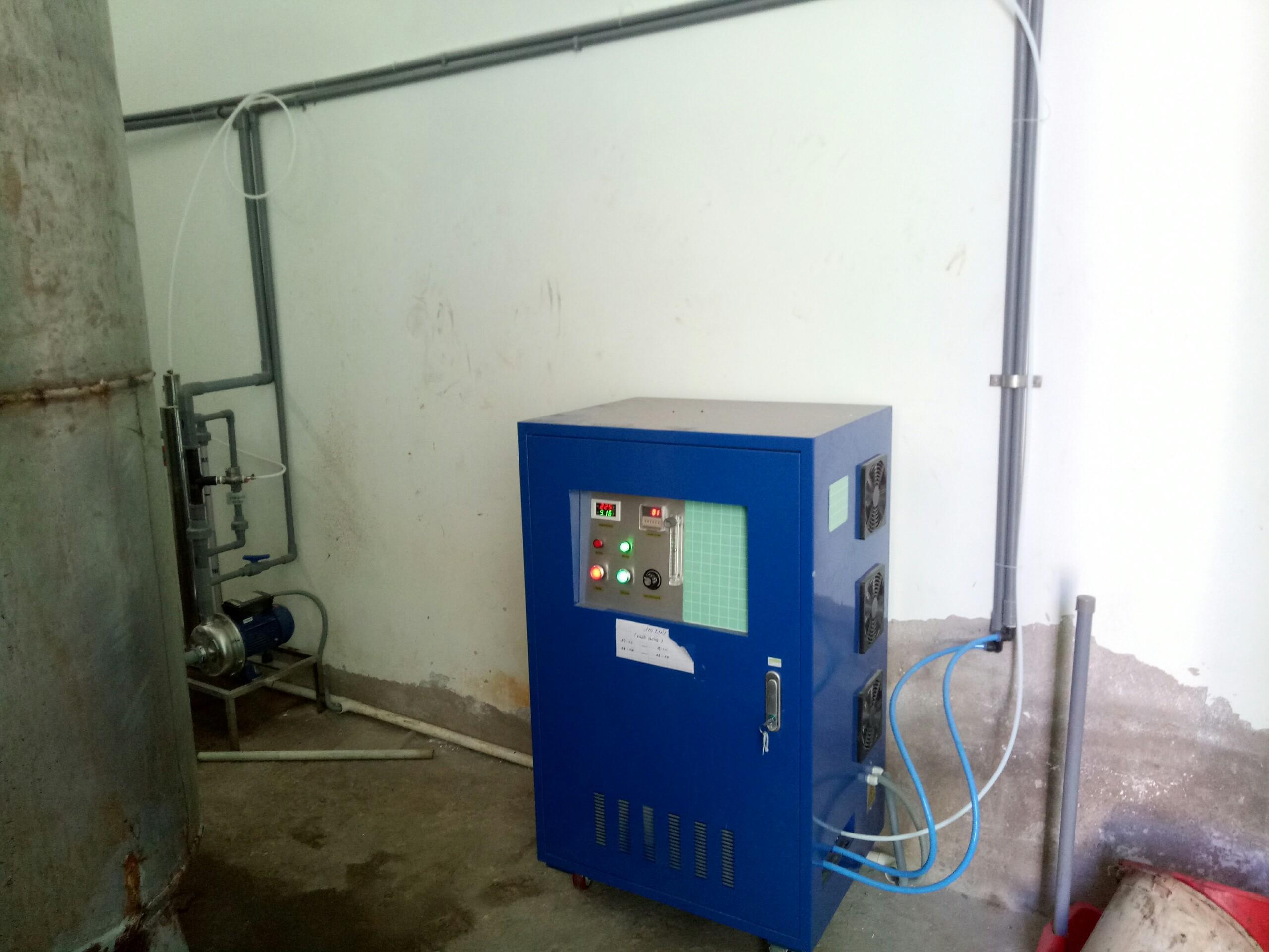 2. Cơ chế hoạt động của Ozone trong việc <em>xử lý mùi hôi rác</em>” style=”max-width:100%;height:auto;” /></figure>
<p>Ozone (O3) là một chất khí có khả năng oxy hóa cực mạnh, được biết đến với khả năng làm sạch và khử trùng vượt trội.</p>
<p>Không giống như các phương pháp che giấu mùi thông thường, ozone tác động trực tiếp lên cấu trúc phân tử của các chất gây mùi, phá vỡ liên kết hóa học của chúng thông qua quá trình oxy hóa.</p>
<p>Khi các phân tử ozone tiếp xúc với các hợp chất gây mùi (VOCs), chúng sẽ nhanh chóng phản ứng, biến đổi các chất này thành các sản phẩm phụ không mùi và vô hại như oxy, carbon dioxide và nước.</p>
<p>Phương pháp <strong><em>xử lý mùi hôi rác</em></strong> bằng ozone mang lại nhiều lợi ích đáng kể, tạo ra một giải pháp sạch và hiệu quả:</p>
<ul style=