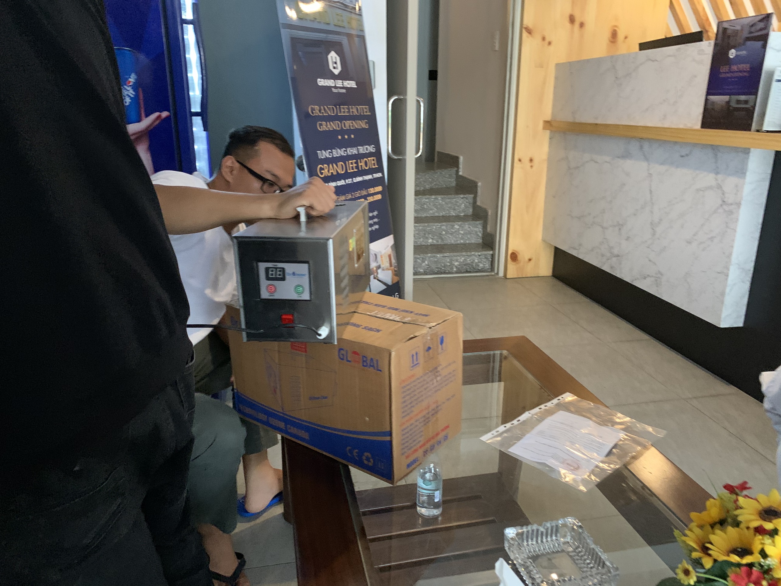 Vì sao <em>công nghệ ozone</em> trở thành lựa chọn hàng đầu’></p>
<p>Ozone (O3) là một phân tử gồm ba nguyên tử oxy, được biết đến với khả năng oxy hóa cực mạnh, mạnh hơn Clo rất nhiều. Trong tự nhiên, ozone được tạo ra từ các tia sét hoặc tia cực tím của mặt trời, đóng vai trò như một chất tẩy rửa tự nhiên của bầu khí quyển. <strong><em>Công nghệ ozone</em></strong> ứng dụng chính nguyên lý này, sử dụng các thiết bị chuyên dụng để tạo ra ozone nhân tạo nhằm phá vỡ cấu trúc phân tử của các tác nhân gây mùi, vi khuẩn, và nấm mốc.</p>
<p>Thay vì che giấu, ozone tấn công trực tiếp và tiêu diệt tận gốc nguồn gây mùi, mang lại hiệu quả vượt trội và lâu dài. Dưới đây là những lợi ích chính mà phương pháp này mang lại:</p>
<ul style="list-style-type: none;">
<li>✅ <strong>Khử mùi tận gốc:</strong> Phân hủy hoàn toàn các hợp chất gây mùi khó chịu như amoniac (từ nước tiểu vật nuôi), hydrogen sulfide (mùi trứng thối), và mercaptan.</li>
<li>✅ <strong>Diệt khuẩn và nấm mốc:</strong> Phá hủy màng tế bào của vi sinh vật, ngăn chặn sự phát triển của chúng trong không khí và trên các bề mặt như tường, rèm cửa, nội thất.</li>
<li>✅ <strong>Không để lại dư lượng hóa chất:</strong> Ozone không bền và sẽ nhanh chóng phân hủy trở lại thành oxy (O2) tinh khiết trong một thời gian ngắn, đảm bảo an toàn tuyệt đối cho không gian sau khi sử dụng.</li>
<li>✅ <strong>Tác động nhanh chóng và toàn diện:</strong> Là một chất khí, ozone có thể len lỏi vào mọi ngóc ngách trong phòng, xử lý mùi ở những khu vực khó tiếp cận nhất mà các phương pháp lau chùi thông thường không thể làm được.</li>
</ul>
<h2>So sánh trực tiếp giữa ozone và hóa chất khử mùi</h2>
<p style=