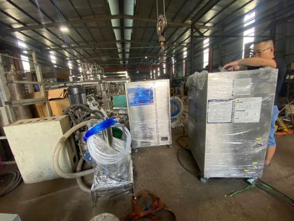 Khách hàng kiểm tra máy ozone công nghiệp D20S trong nhà xưởng khi nhận bàn giao